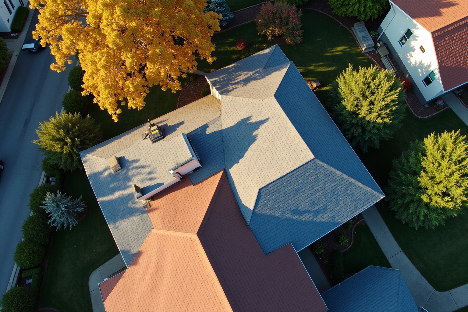 Langlebigkeit von Dächern: Expertentipps zur Pflege