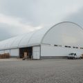 Mittelständische Gewerbe-Lagerhalle mit Lieferwagen und Paletten