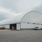 Mittelständische Gewerbe-Lagerhalle mit Lieferwagen und Paletten