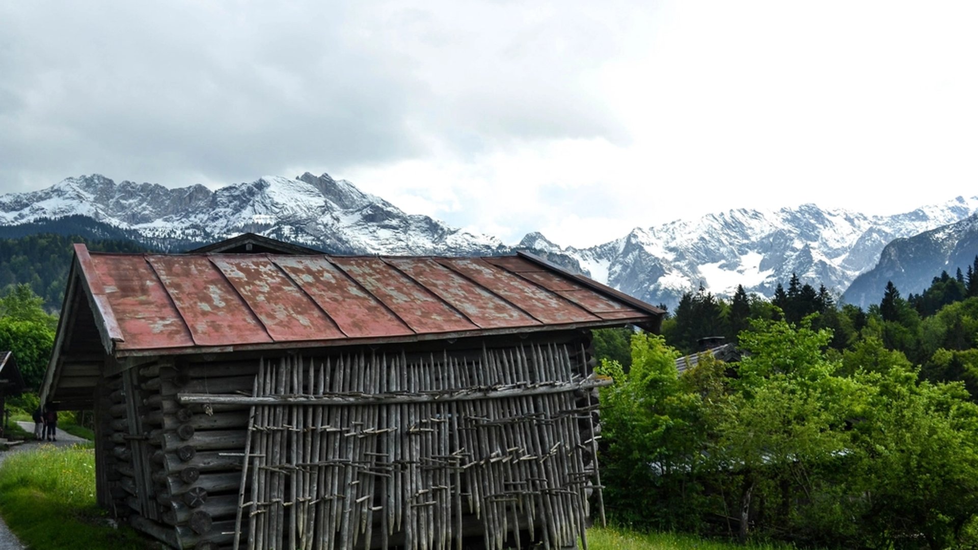 Carport in Österreich bauen: Was bei Bauanzeige und Schneelast zählt