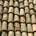 Dachschäden und Haftung: Wer trägt die Kosten bei Sturm, Feuchtigkeit oder Baumängeln?
